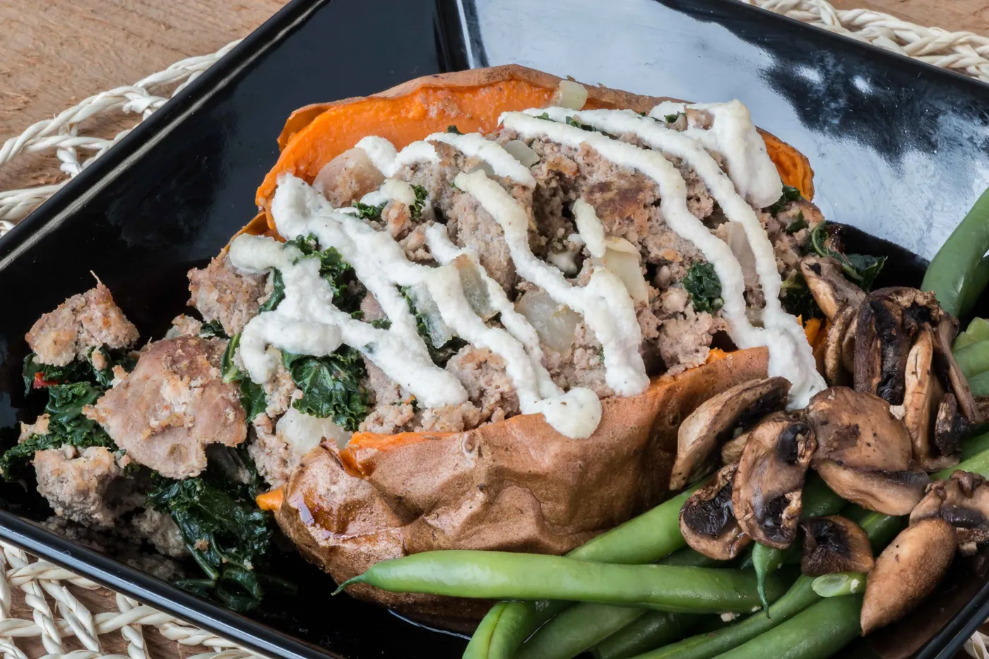 Готовое блюдо: Батат, фаршированный курицей и шпинатом, с грибами и фасолью