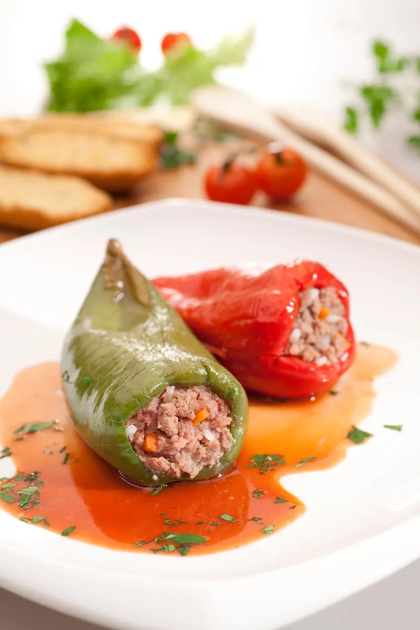 Готовое блюдо: Фаршированные перцы с мясом и рисом