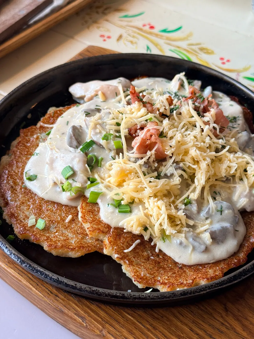 Готовое блюдо: Картофельные драники с грибным соусом, сыром и беконом