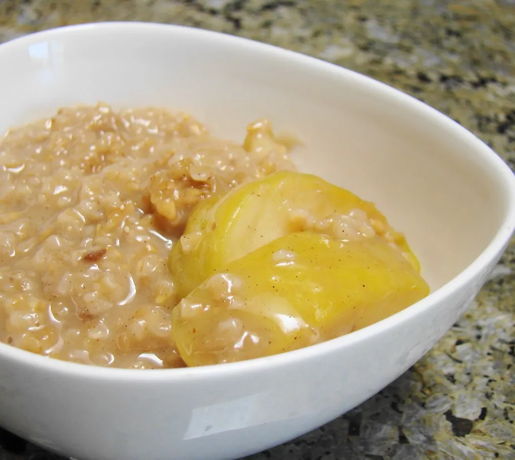 Готовое блюдо: Овсяная каша с яблоком и корицей